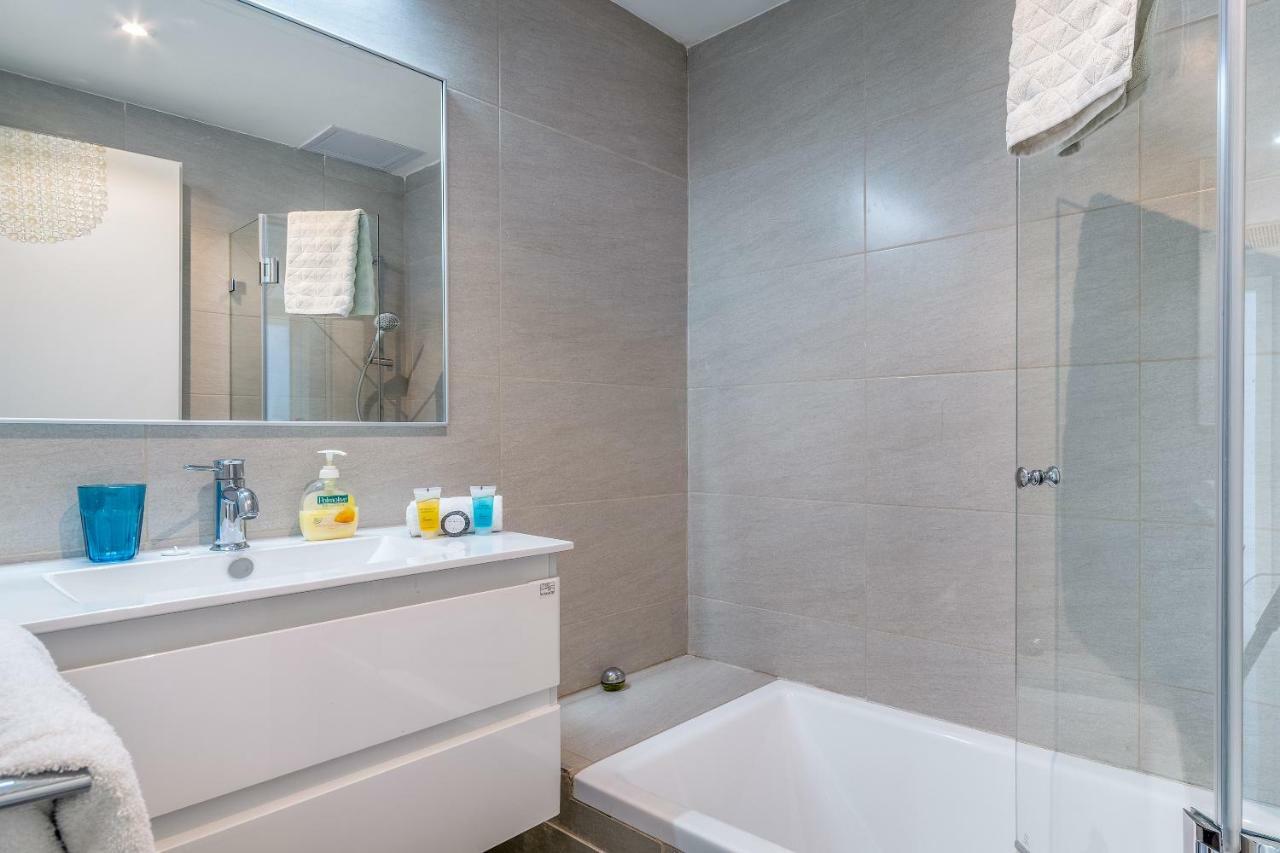 Beautiful Sunny 3 Bedrooms In Font Of The Beach Tel-Aviv Kültér fotó
