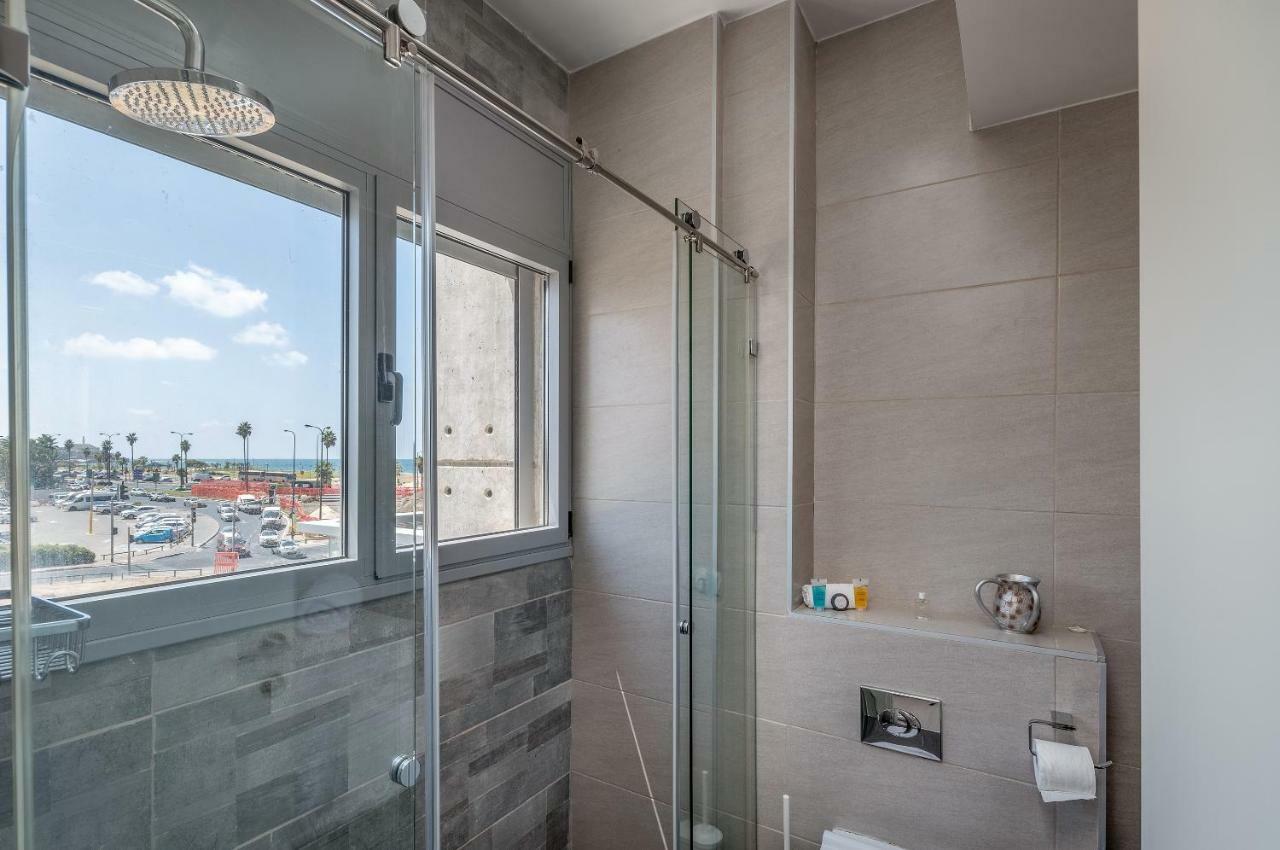 Beautiful Sunny 3 Bedrooms In Font Of The Beach Tel-Aviv Kültér fotó