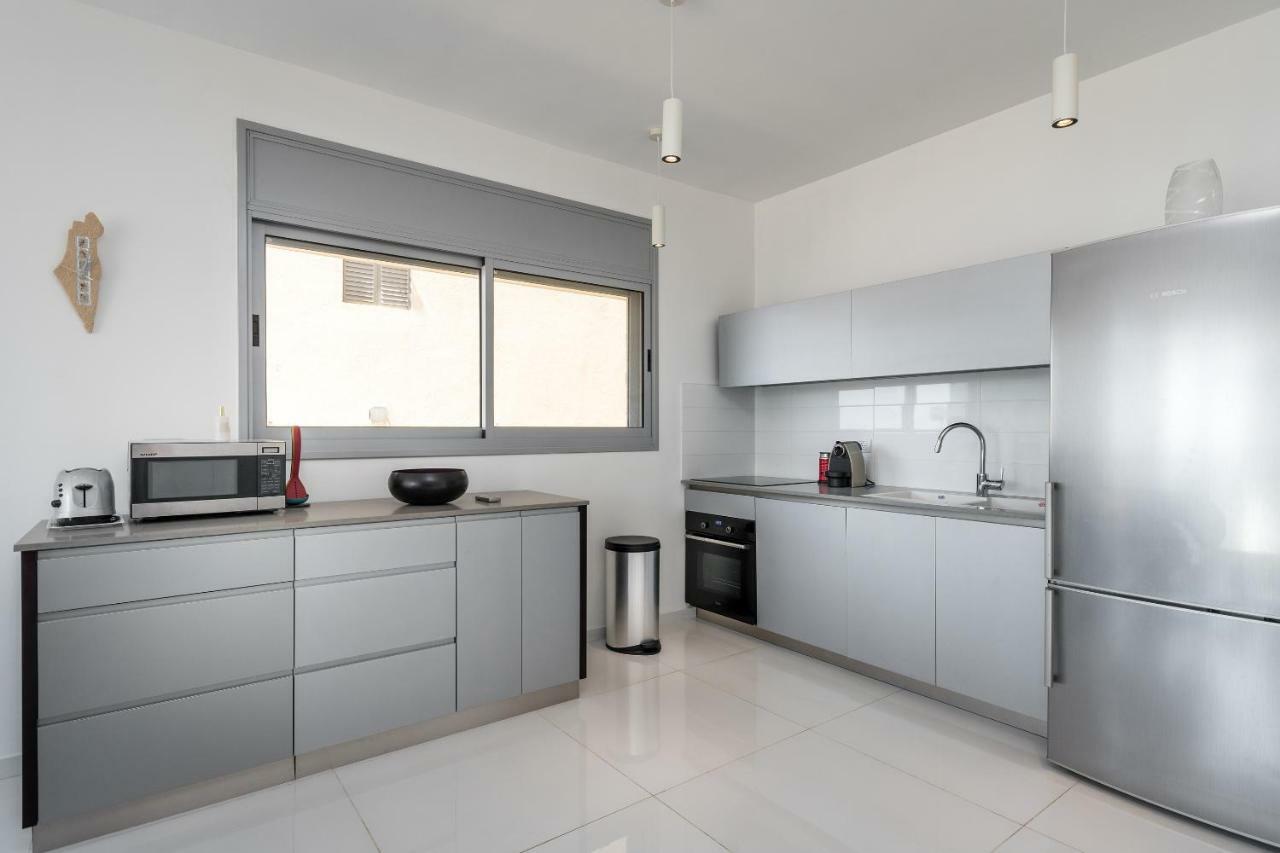 Beautiful Sunny 3 Bedrooms In Font Of The Beach Tel-Aviv Kültér fotó
